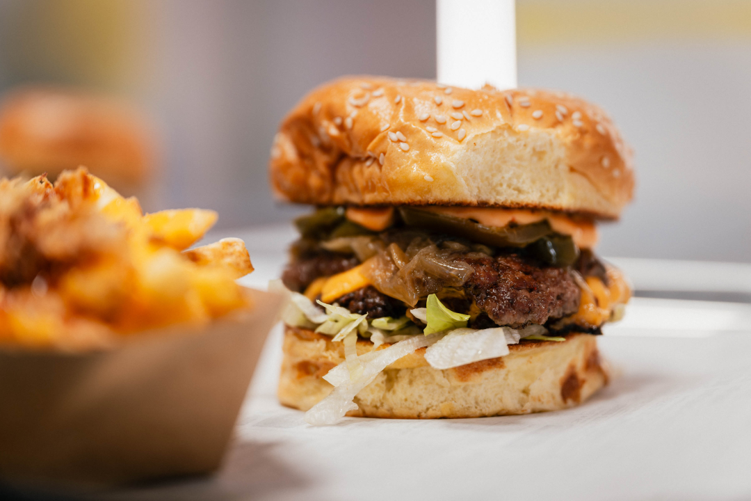 FOTO ŠIZZ je novi gastro 'hotspot' koji će osvojiti sve ljubitelje vrhunskih smash burgera!