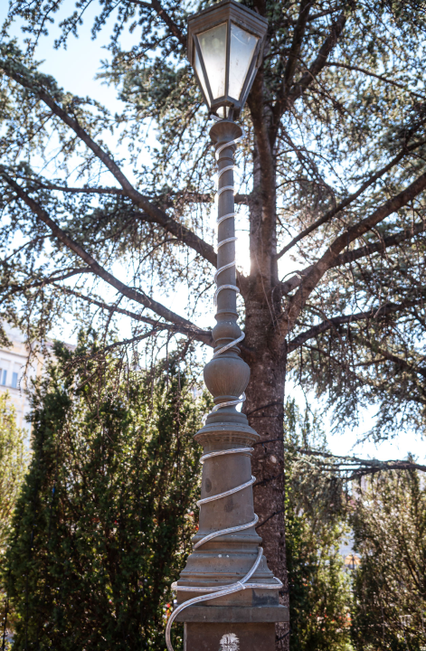 Božićni ukrasi postavljeni po Šibeniku: Još ne svijetle, ali podsjećaju da su blagdani sve bliže