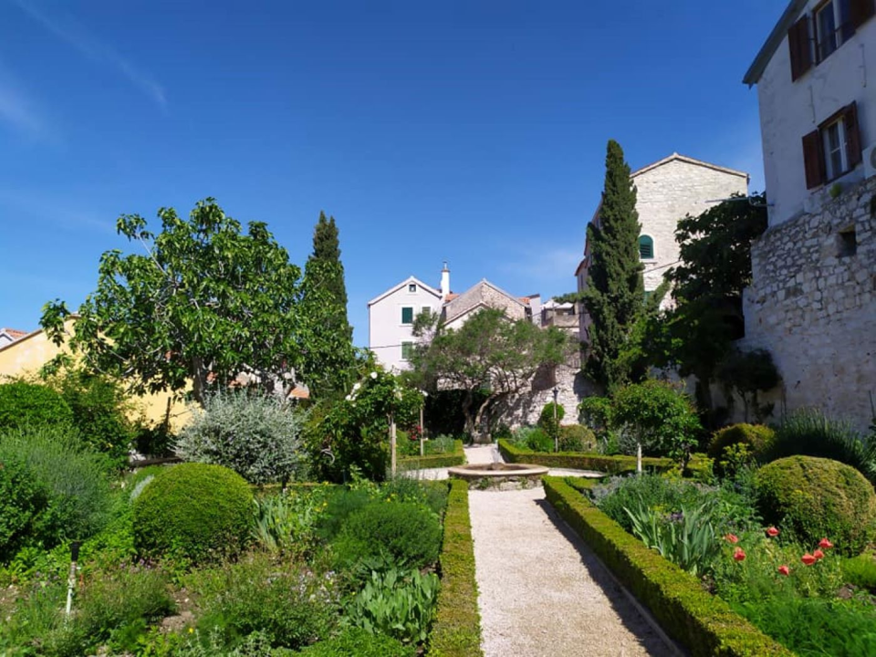Samostanski mediteranski vrt sv. Lovre – skriveni dragulj u srcu Šibenika