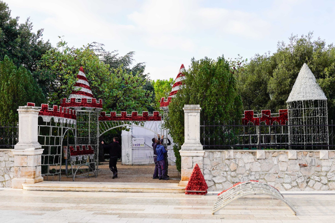 Počelo blagdansko ukrašavanje: Evo koliko je eura Grad Šibenik uložio u ovogodišnje dekoracije
