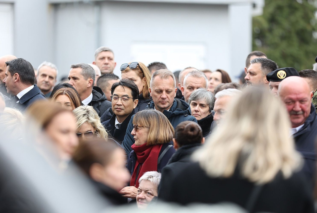Nenad Tisaj odao počast vukovarskim žrtvama u Koloni sjećanja