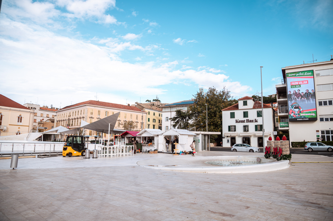 Adventski vijenac zauzeo svoje staro mjesto na Poljani