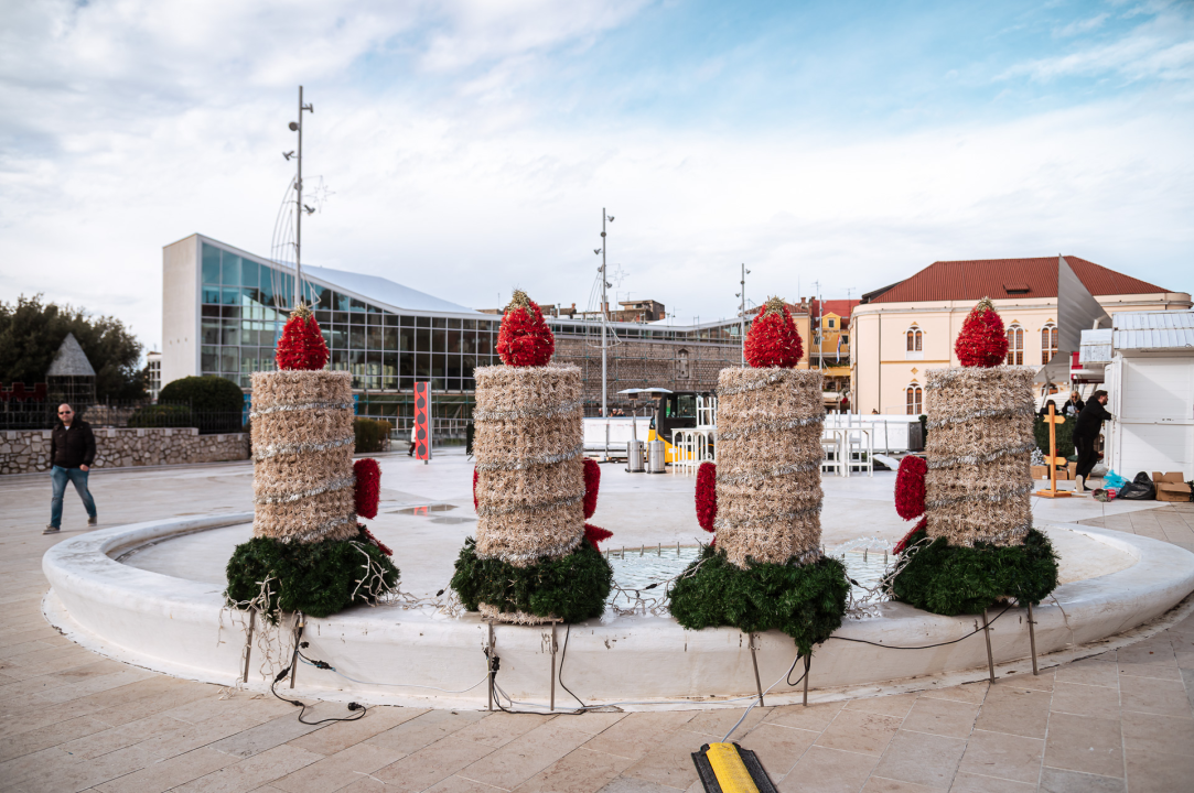 Adventski vijenac zauzeo svoje staro mjesto na Poljani