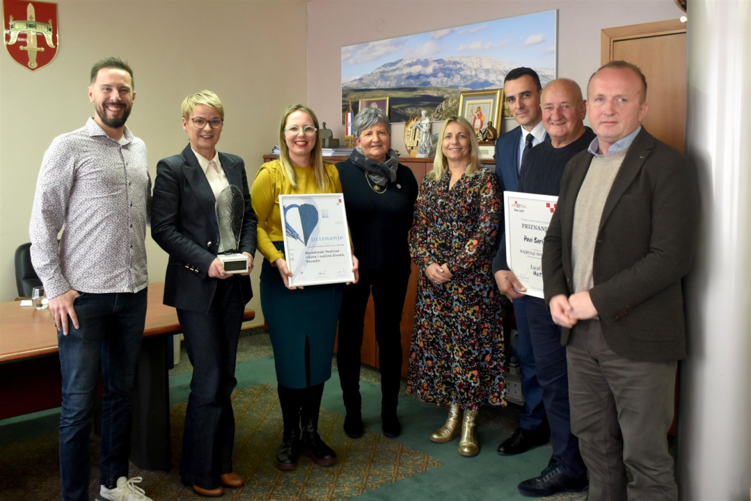 Dobitnicima hrvatske turističke nagrade uručeni prigodni pokloni