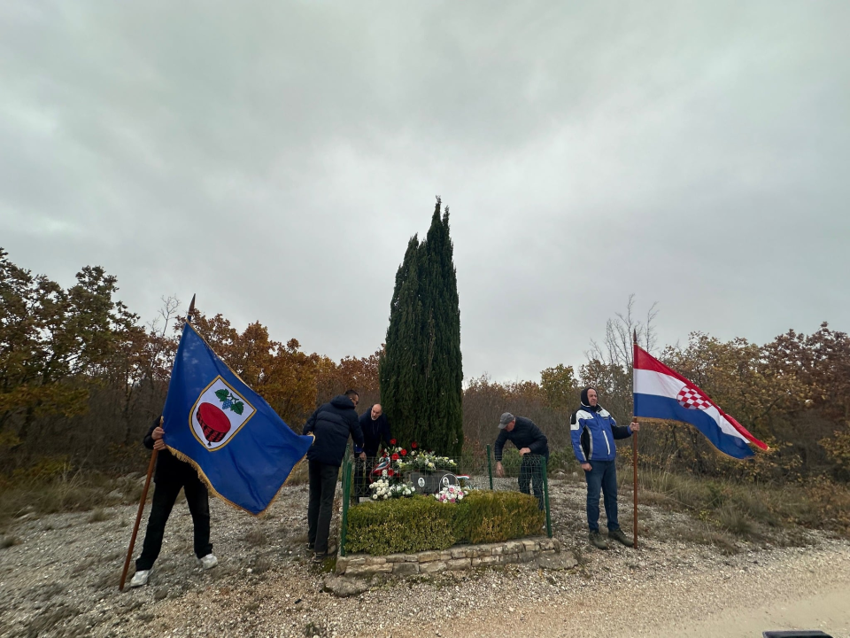 Položeni vijenci u sjećanje na pale branitelje Željka Ujakovića i Boženka Bronića