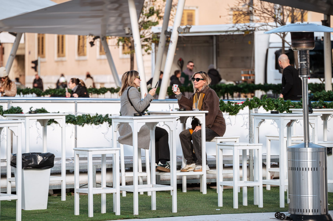 Šibenčani uživali na sunčanoj Poljani: Klizalište otvorilo svoja vrata, kućice i pozornica stigli u park
