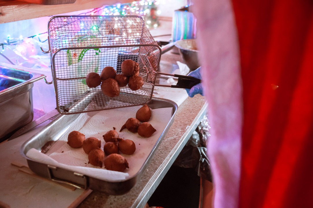 FOTO Doživite tribunjsku blagdansku čaroliju: Stray Cat donosi božićni ugođaj uz tople napitke i domaće delicije! 