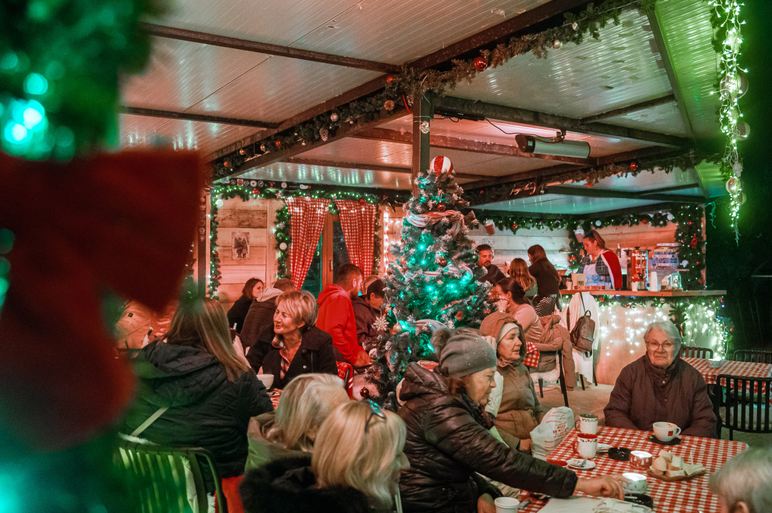 FOTO Doživite tribunjsku blagdansku čaroliju: Stray Cat donosi božićni ugođaj uz tople napitke i domaće delicije! 
