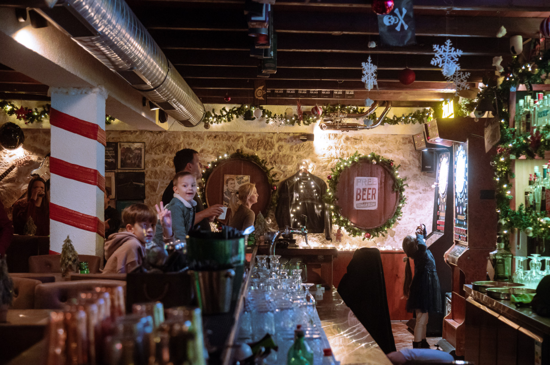FOTO Doživite tribunjsku blagdansku čaroliju: Stray Cat donosi božićni ugođaj uz tople napitke i domaće delicije! 