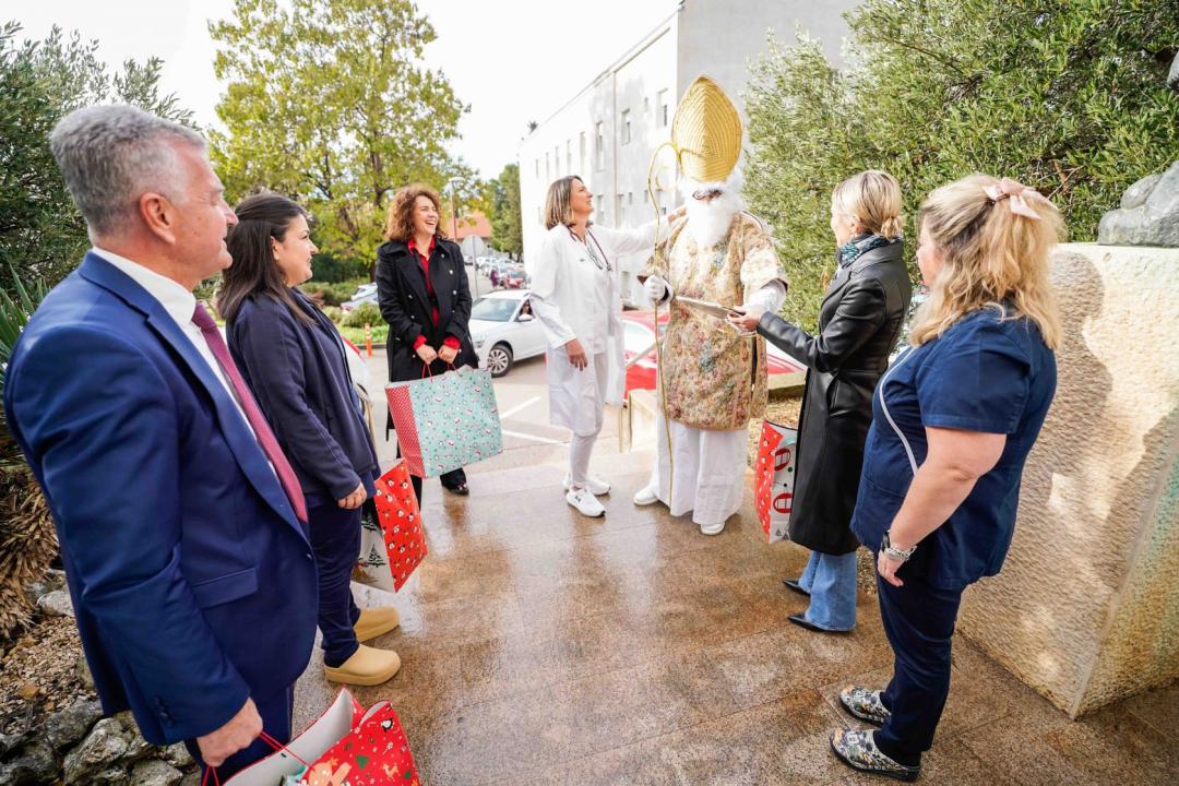 Župan Rakić u ulozi sv. Nikole: Uz darove za najmlađe pokazao i svoju drugu, humaniju stranu
