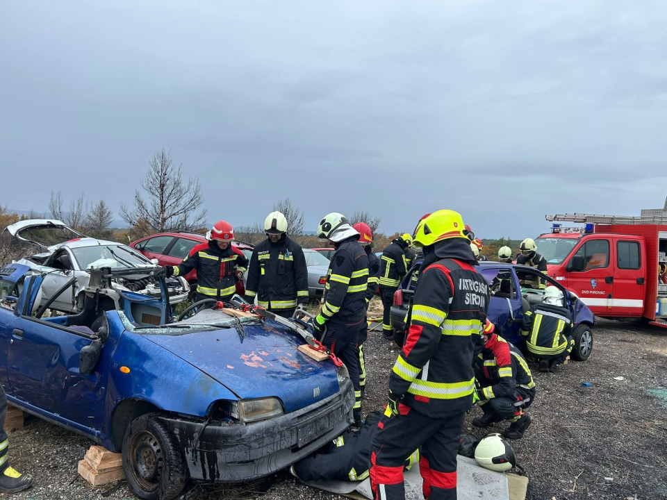Pirovački vatrogasci spremni za nove izazove, završena edukacija za spasilačke alate