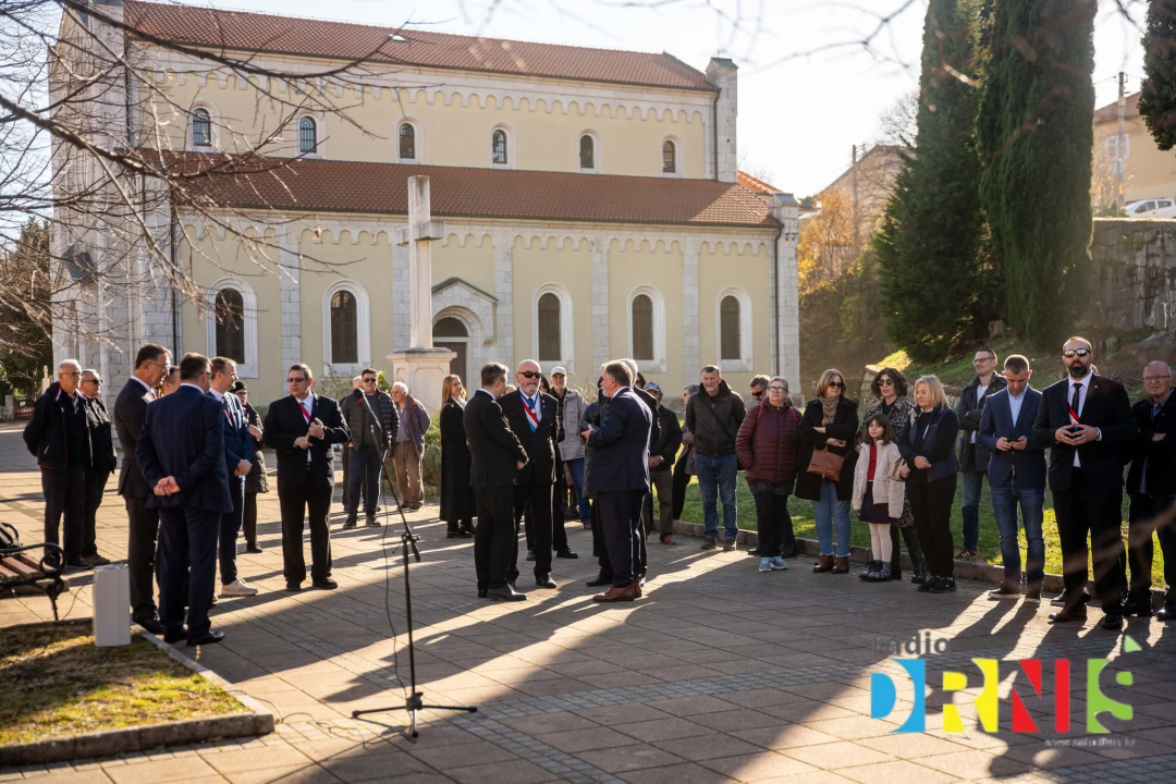 Drniš obilježio 1100 godina Hrvatskoga Kraljevstva postavljanjem spomen ploče