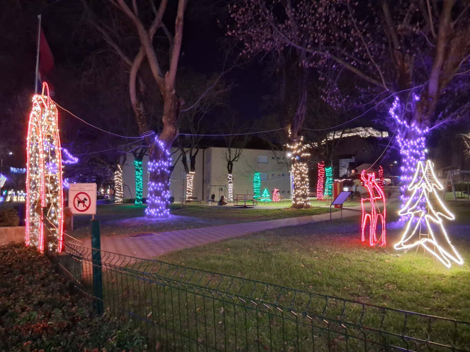 Otvoren Kraljevski advent u Kninu: Peki oduševio publiku, najmlađi uživali na klizalištu