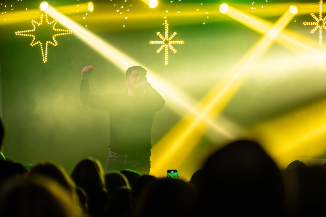 Otvoren Kraljevski advent u Kninu: Peki oduševio publiku, najmlađi uživali na klizalištu