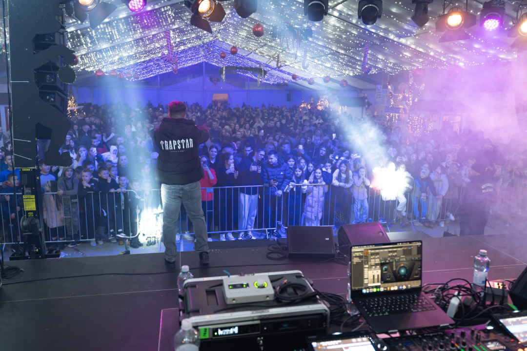 Otvoren Kraljevski advent u Kninu: Peki oduševio publiku, najmlađi uživali na klizalištu