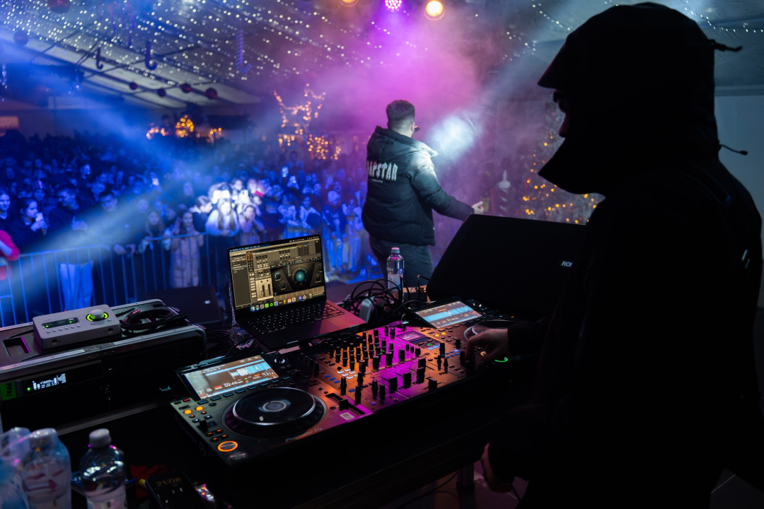 Otvoren Kraljevski advent u Kninu: Peki oduševio publiku, najmlađi uživali na klizalištu