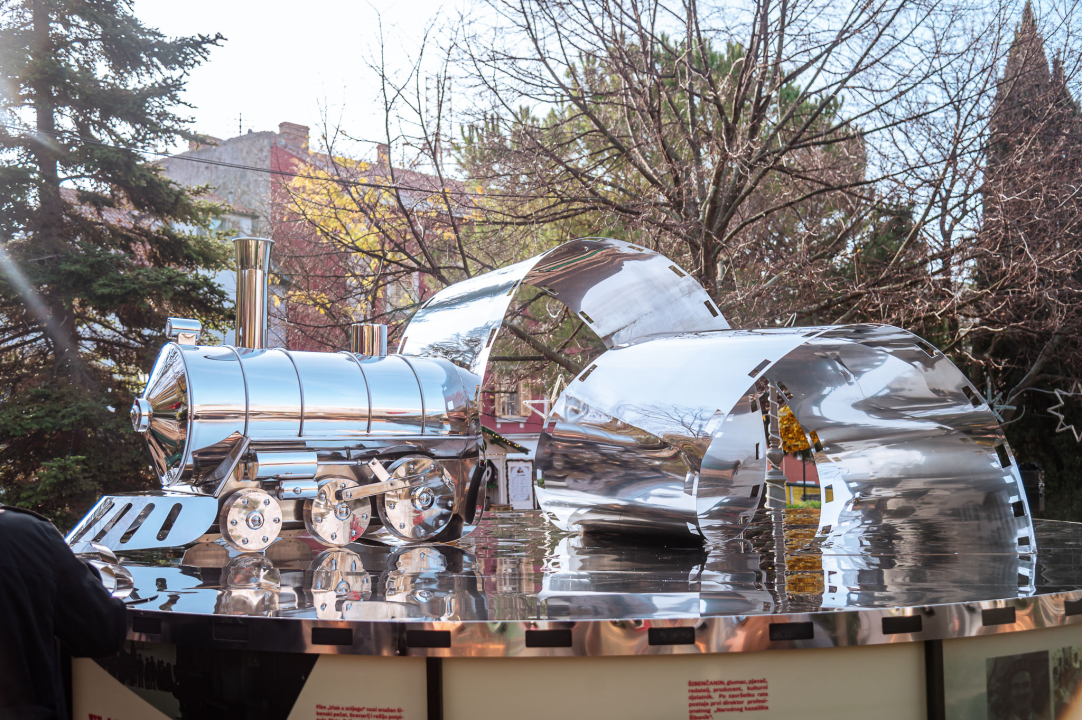 Skulptura 'Vlaka u snijegu' u Parku kao posveta najljepšoj uspomeni djetinjstva i Šibenčaninu Mati Relji 