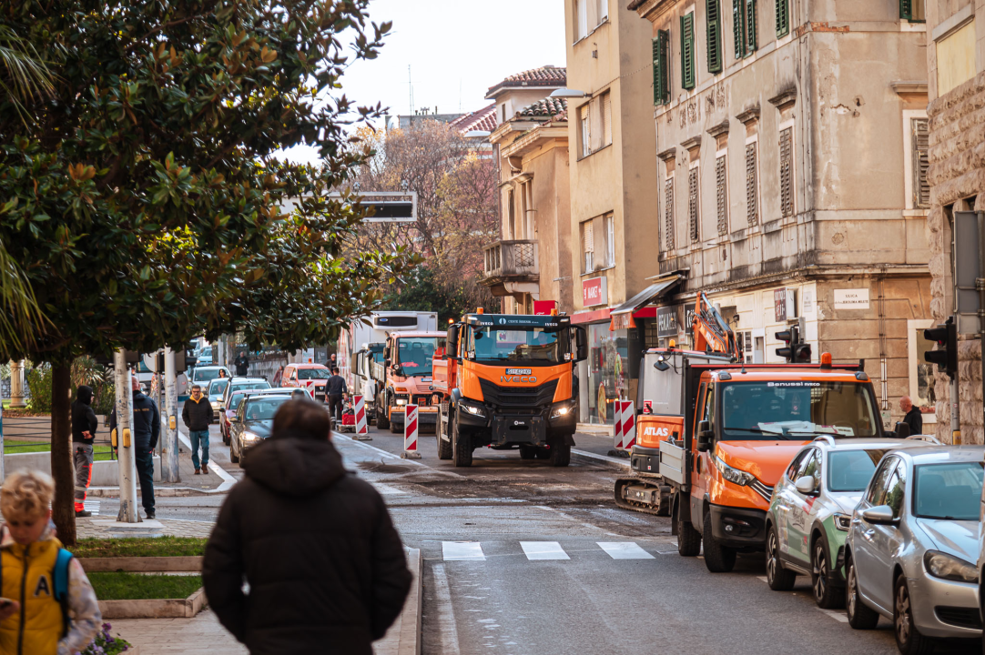 FOTO Vozači upozoravali na problem u središtu Šibenika, radovima koji su u tijeku trebao bi biti riješen