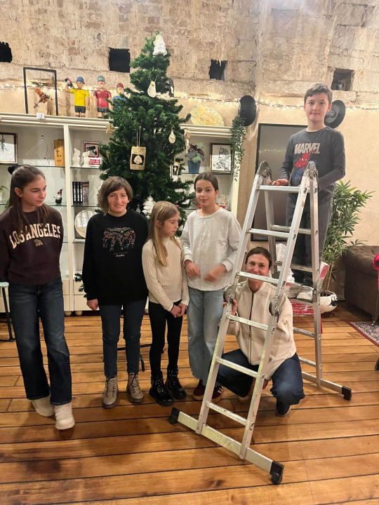 Članovi zatonske knjižnice i Udruge Aurora zajedno ukrasili jelku u Azimutu