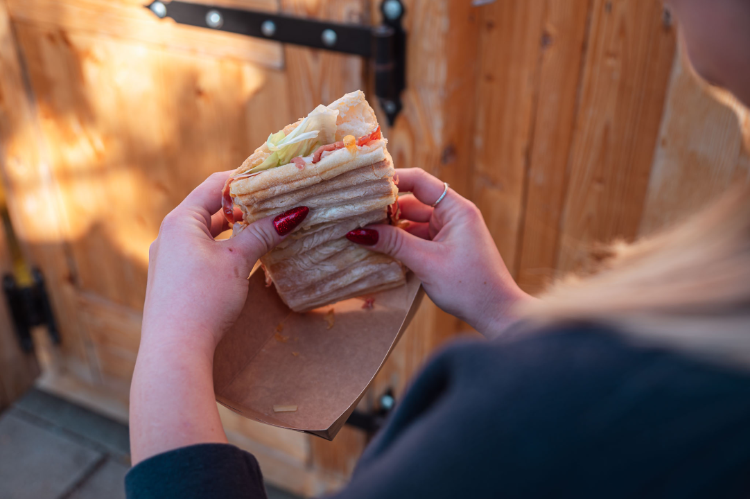 FOTO Novi šibenski street food: Broot Al’ No.1 donosi gotova jela, slasne sendviče i svjetski hit – spud bud krumpir! 
