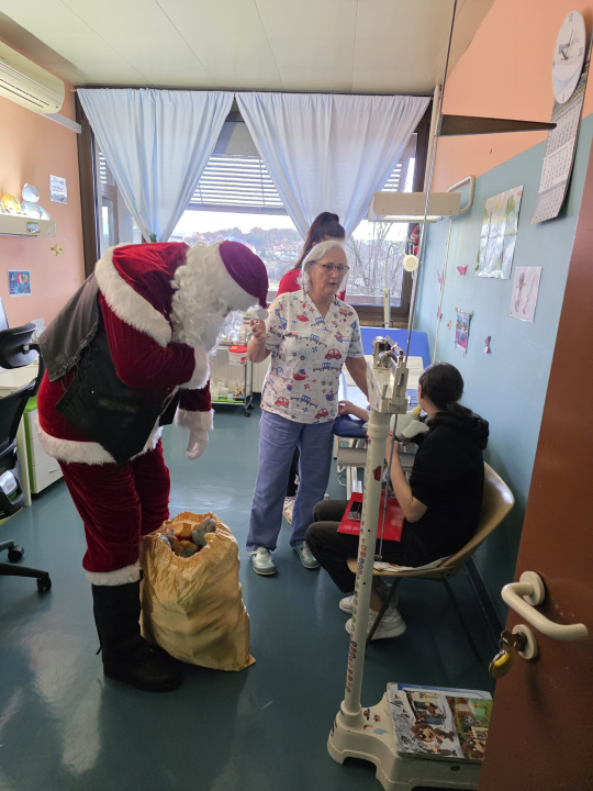 Članovi Moto kluba Tenen darivali djecu na pedijatriji OBHP Knin