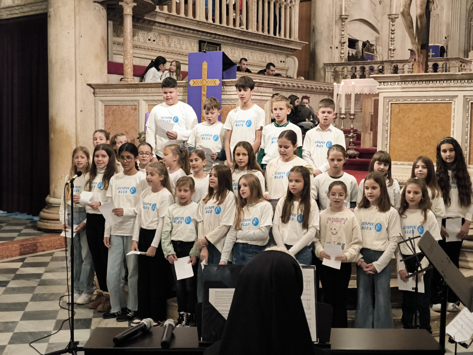 Betlehemsko svjetloobasjalo šibensku Katedralu: Skauti i dječji zborovi u srcu adventa