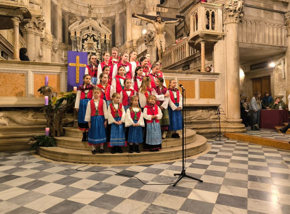 Betlehemsko svjetloobasjalo šibensku Katedralu: Skauti i dječji zborovi u srcu adventa