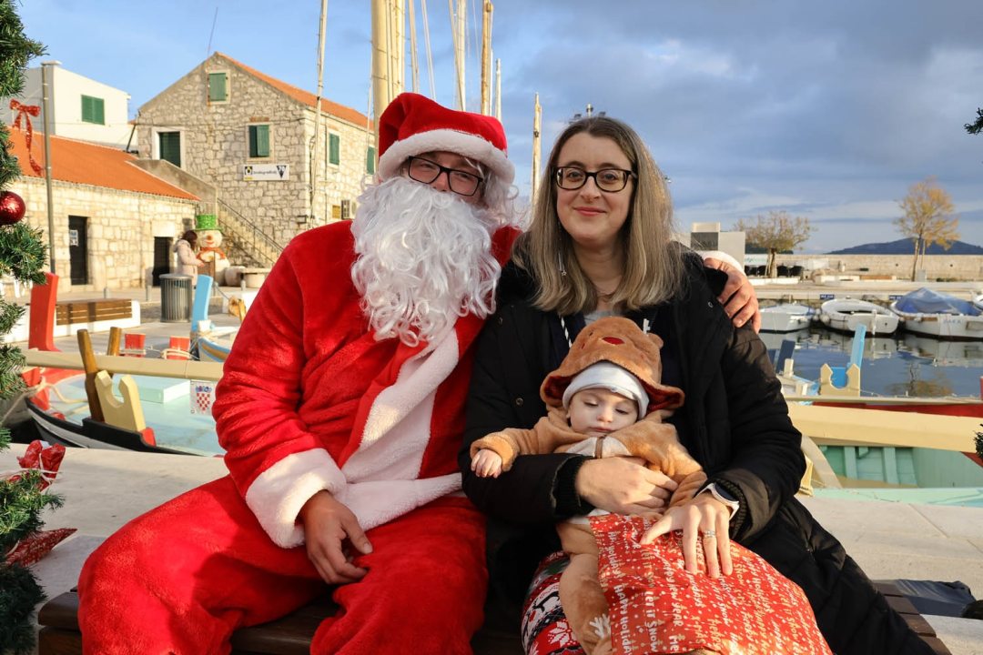 Djed Božićnjak razveselio djecu u Tisnom, Jezerima i Betini, a u Dubravi kod Tisnog Grinch pokušao 'pomutiti planove'