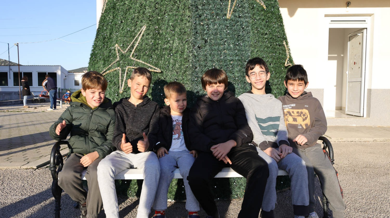 Djed Božićnjak razveselio djecu u Tisnom, Jezerima i Betini, a u Dubravi kod Tisnog Grinch pokušao 'pomutiti planove'