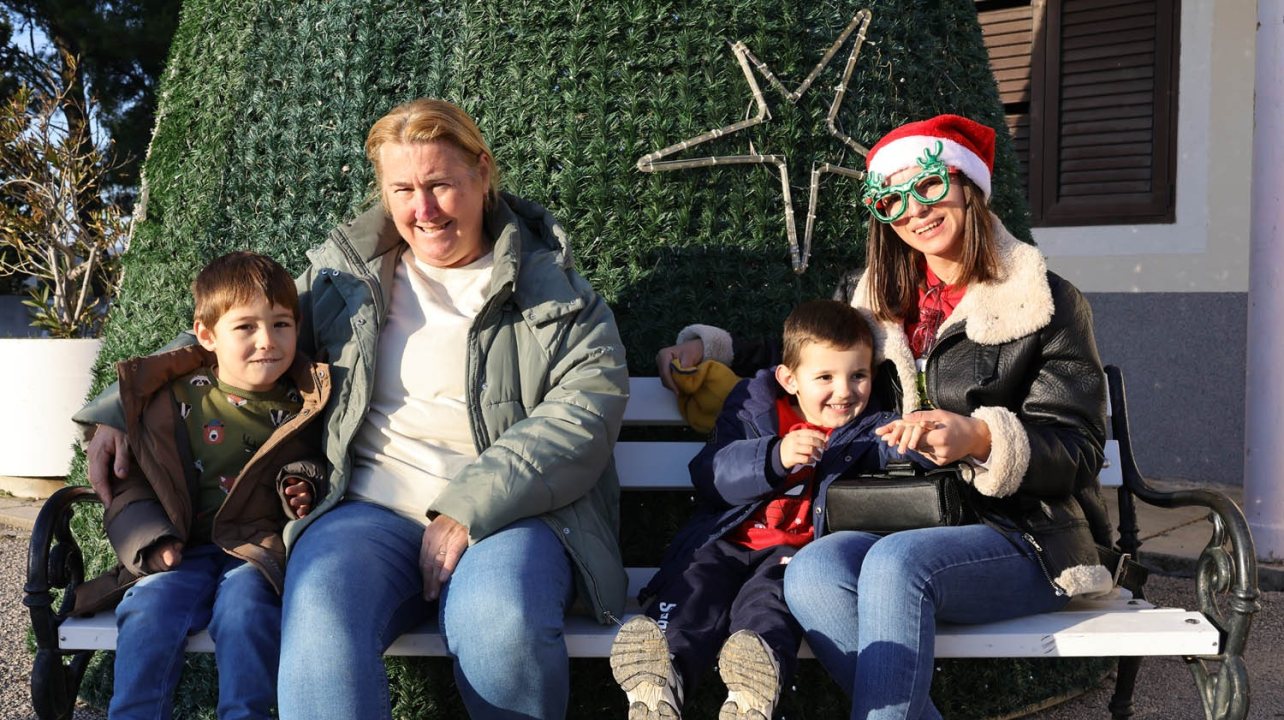 Djed Božićnjak razveselio djecu u Tisnom, Jezerima i Betini, a u Dubravi kod Tisnog Grinch pokušao 'pomutiti planove'