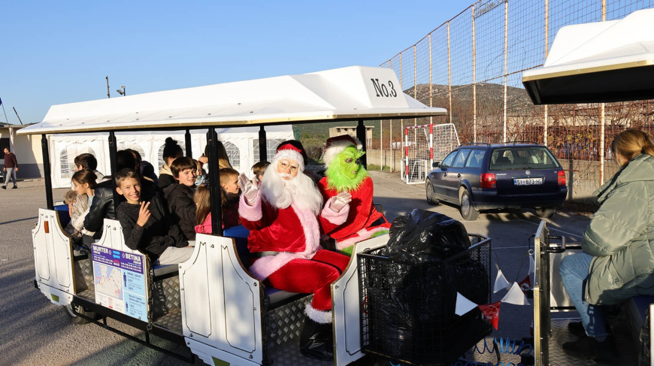 Djed Božićnjak razveselio djecu u Tisnom, Jezerima i Betini, a u Dubravi kod Tisnog Grinch pokušao 'pomutiti planove'