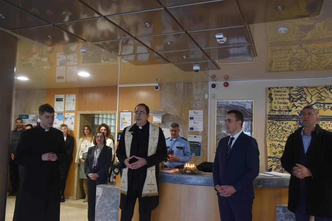 Katedralni župnik don Krešimir Mateša blagoslovio zaposlenike Županije