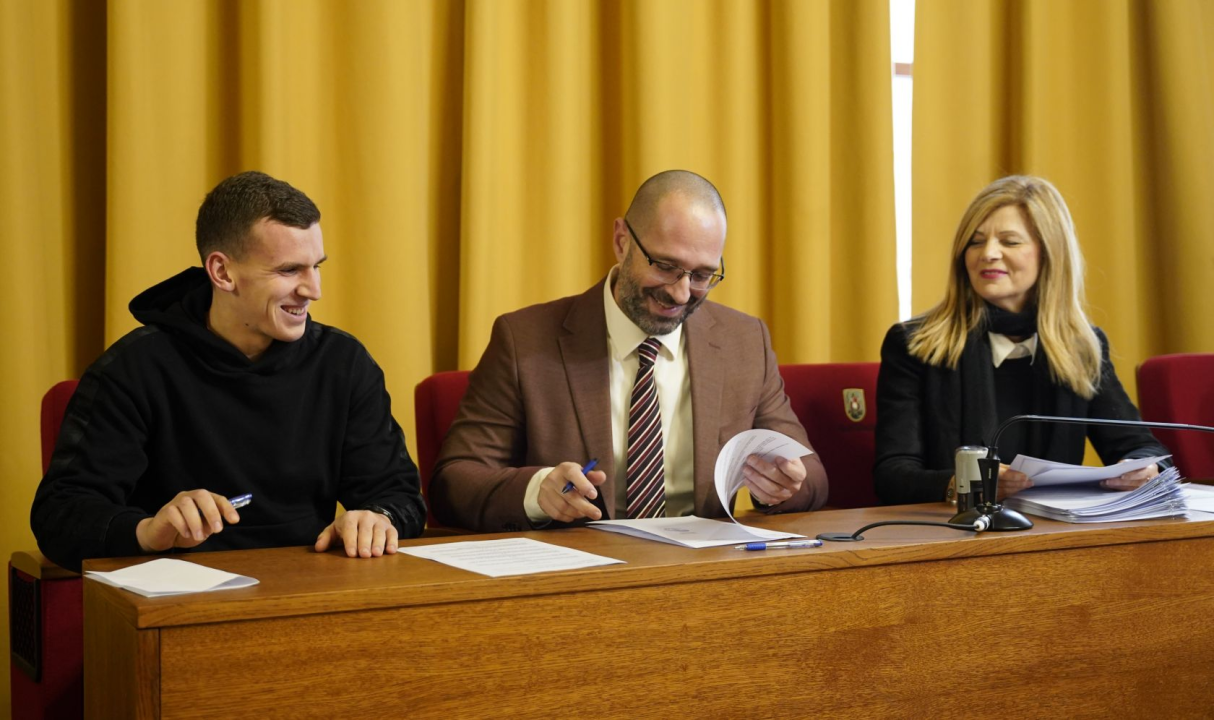 Grad Šibenik podijelio 50 stipendija: Studenti i Danijel Mileta potpisali ugovore u Gradskoj vijećnici