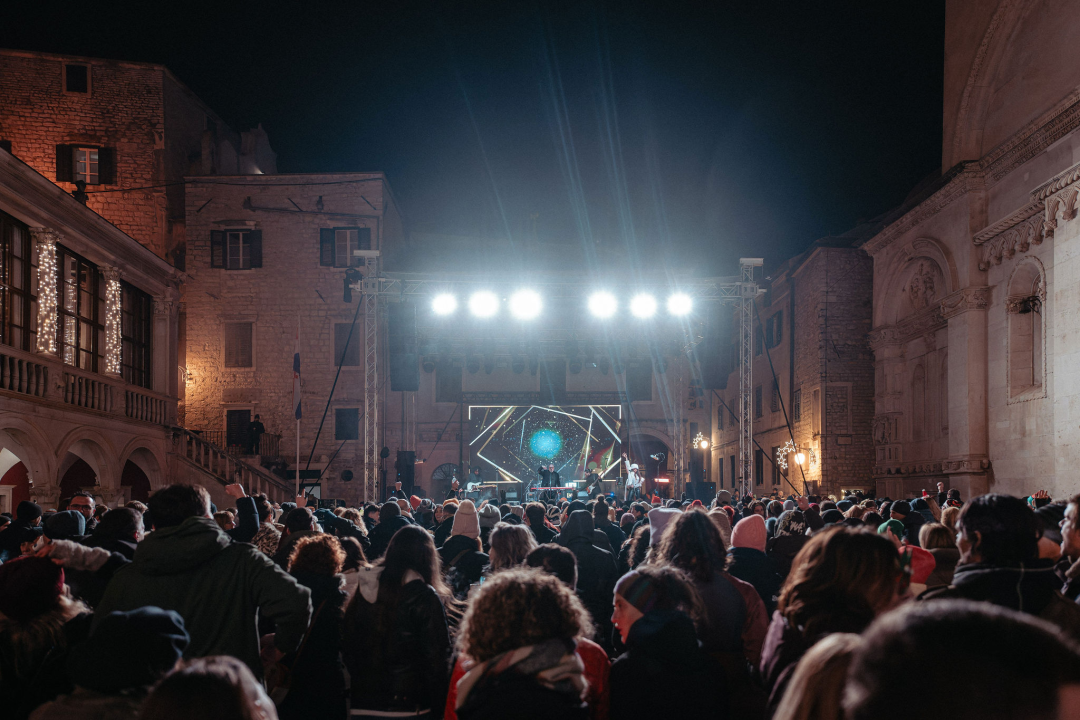 FOTO Šibenčani i gosti guštali u najluđoj noći na nekoliko lokacija, nije ih omela ni hladnoća