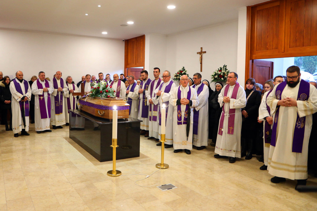 Don Ivan Rojko pokopan u svećeničku grobnicu na Gradskom groblju Kvanj