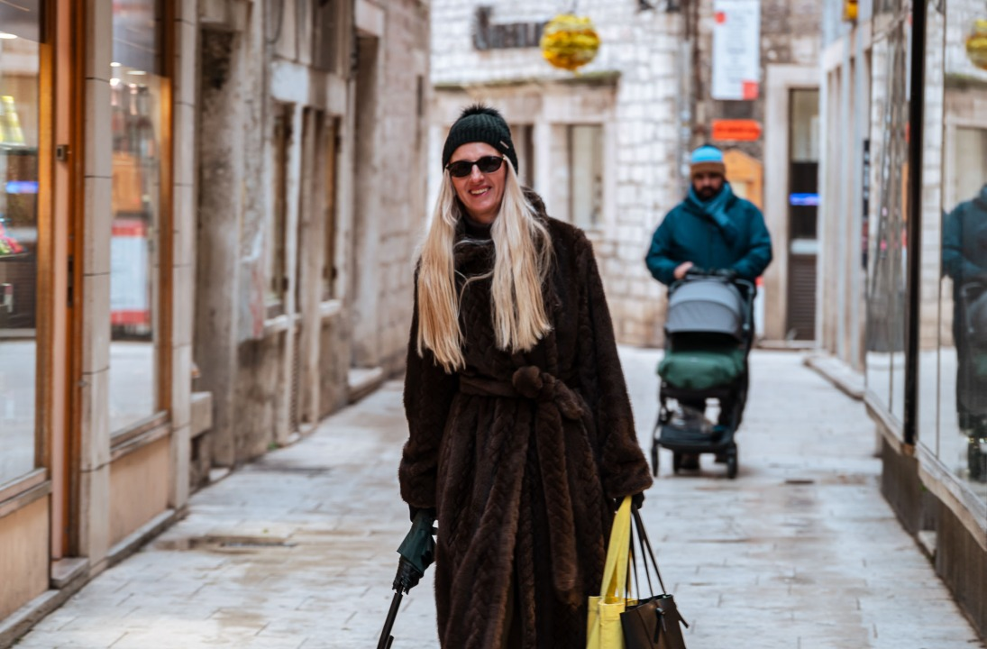 FOTO Šibenčanke i zimski glamur: Krzno, vuna i visoke čizme izdominirali su našim ulicama