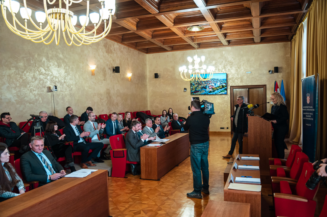 FOTO Ministar Butković 'donio' novce za kupnju 12 šibenski električnih autobusa, Burić poručio: 'Imamo najbolje organizirani javni gradski prijevoz u RH!'
