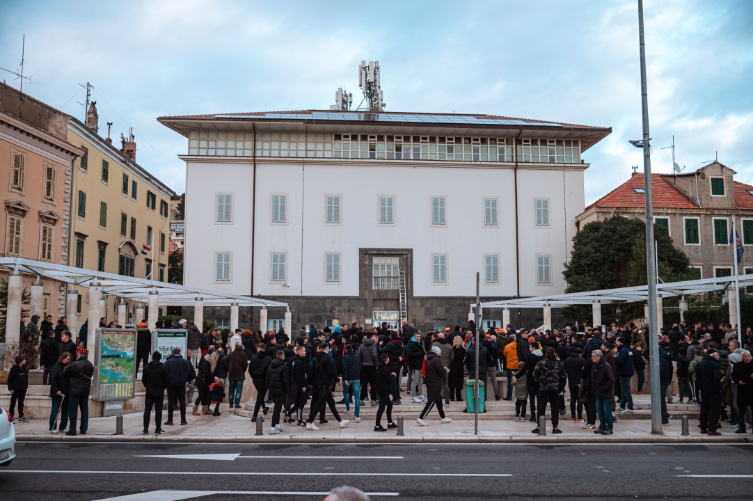 FOTO Funcuti ispred Grada odbili prihvatiti gašenje Šibenika: 'Šta će nam rotori kad nam odu dica?'
