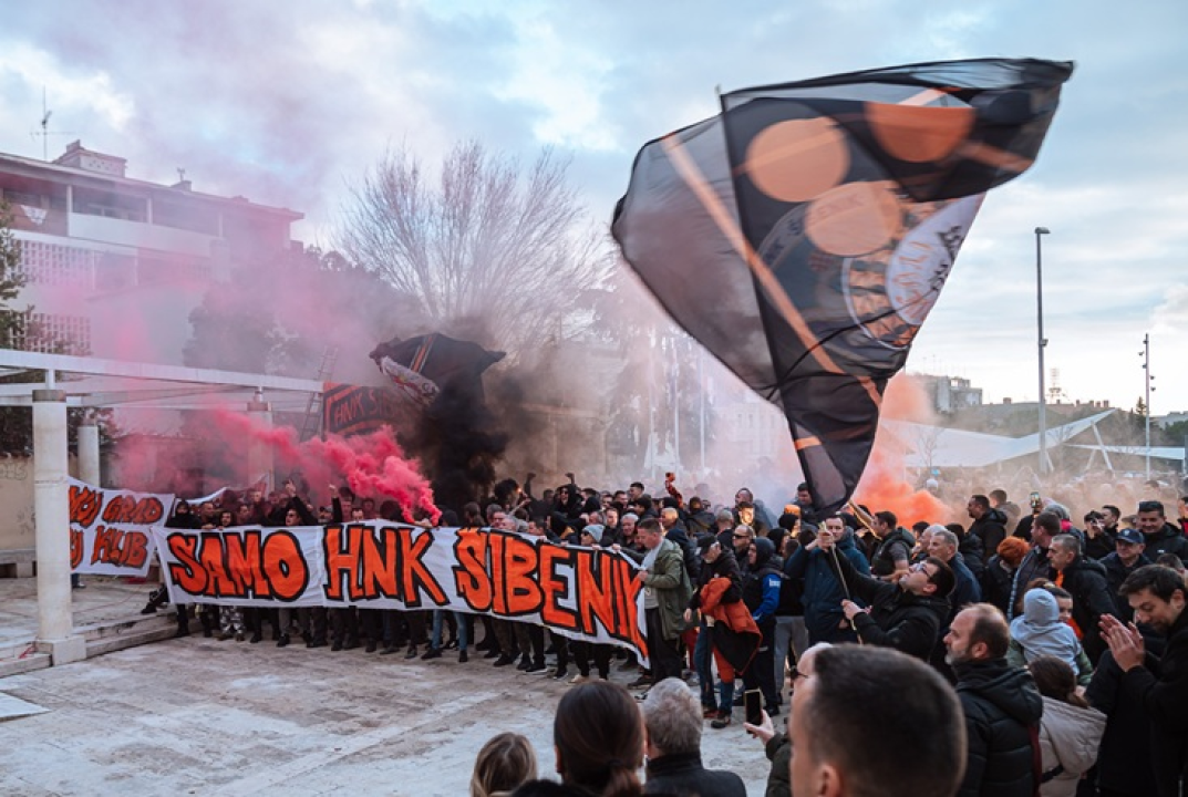 FOTO Funcuti ispred Grada odbili prihvatiti gašenje Šibenika: 'Šta će nam rotori kad nam odu dica?'