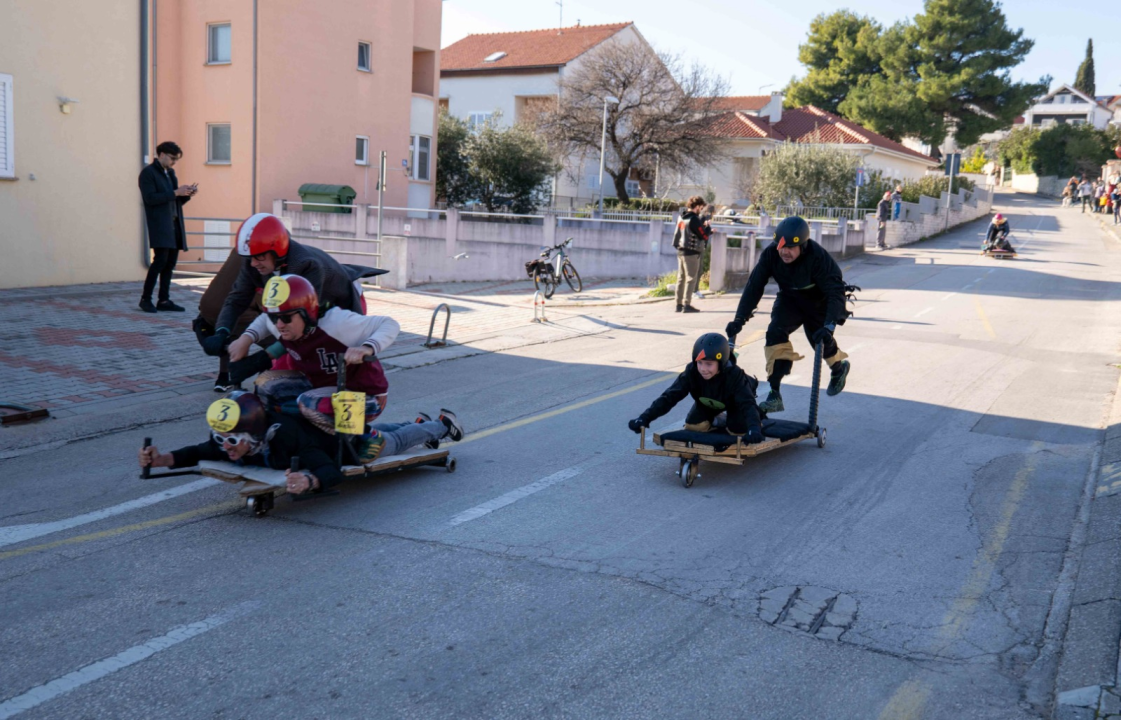 Vodička pokladna tradicija: 3 velika praščića pobjednici trke karića na balinjere