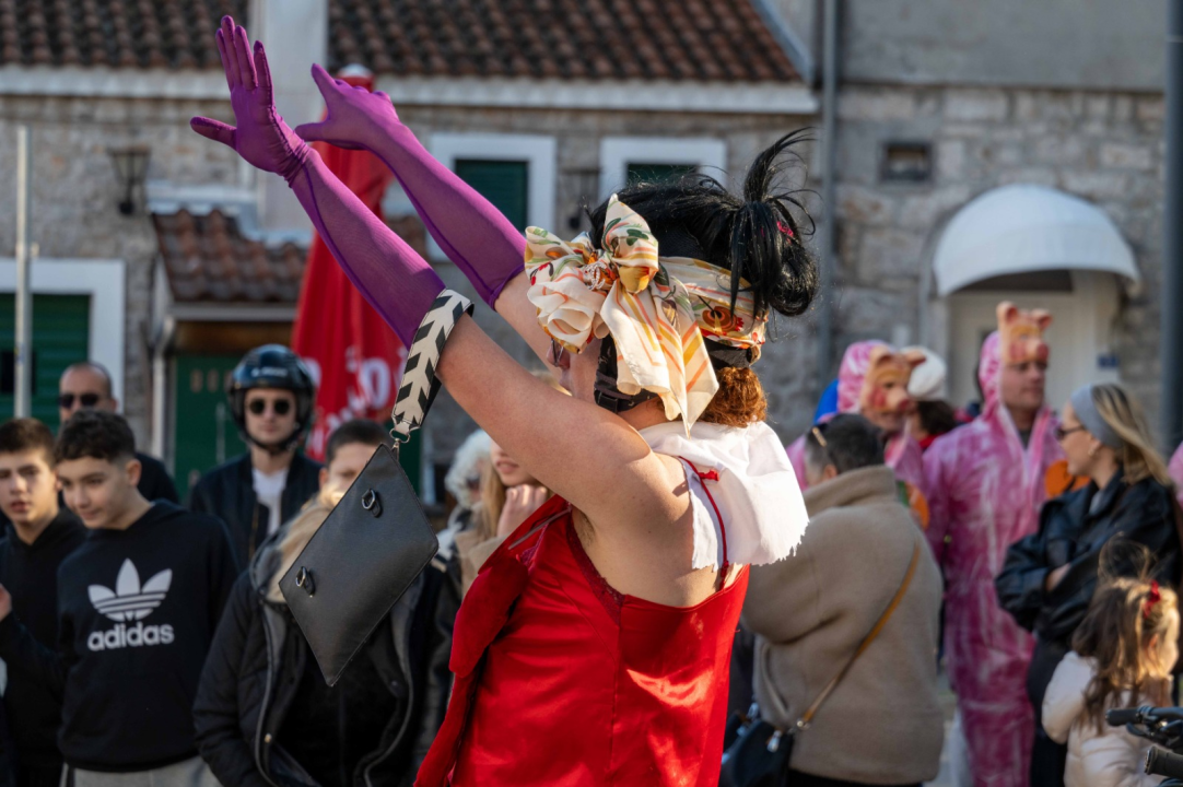 Vodička pokladna tradicija: 3 velika praščića pobjednici trke karića na balinjere