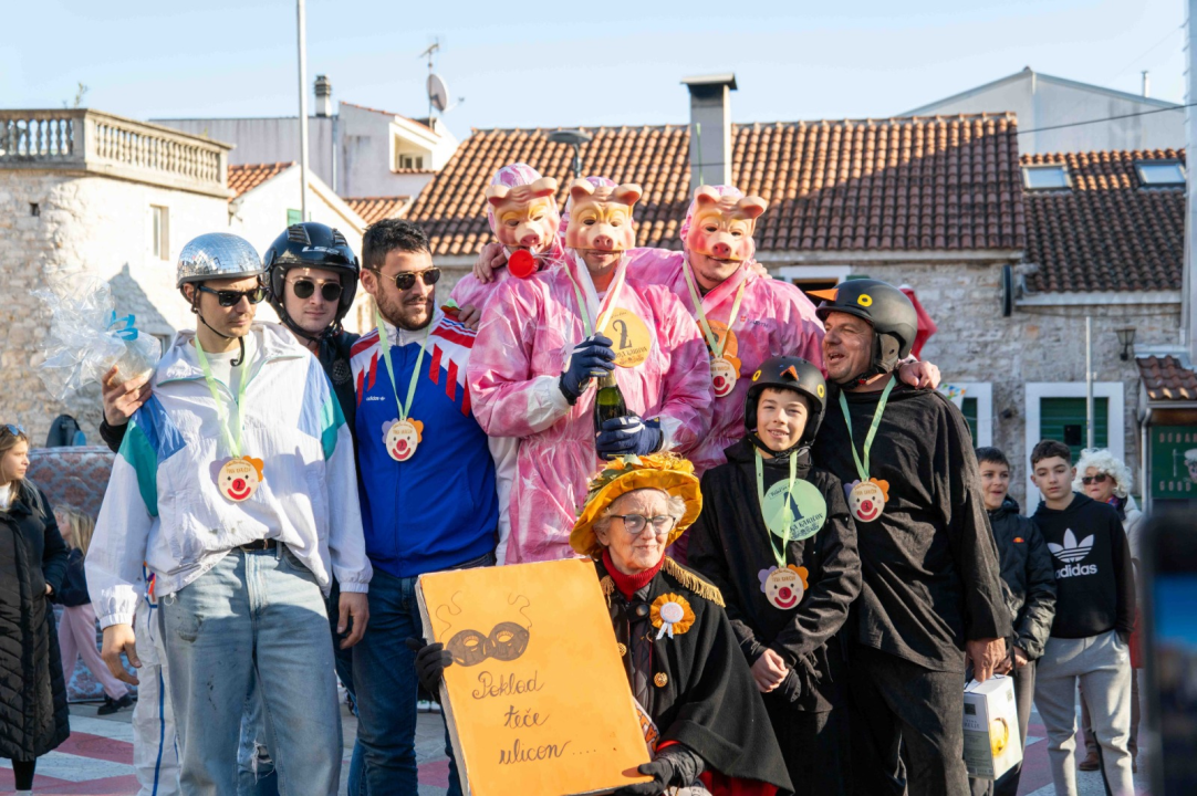 Vodička pokladna tradicija: 3 velika praščića pobjednici trke karića na balinjere