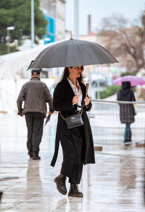FOTO Šibenčanke su pokazale da su prave trendseterice unatoč kiši!  