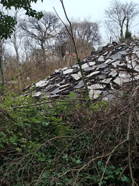 Hrpa građevinskog i asfaltnog otpada mjesecima u šumi uz kuće u Piramatovcima