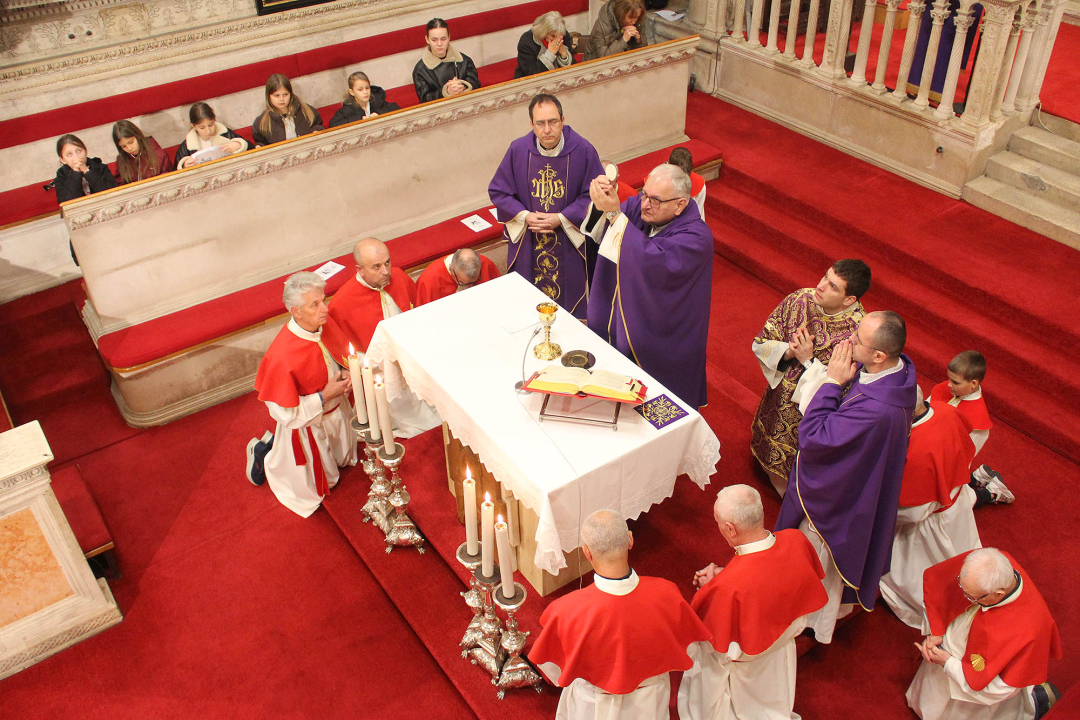 Obredom pepeljanja u katedrali sv. Jakova obilježena Čista srijeda ili Pepelnica