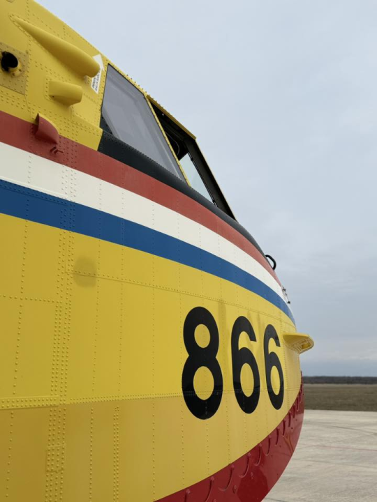 Članovi DVD-a Vodice i njihova djeca posjetili bazu kanadera u Zemuniku