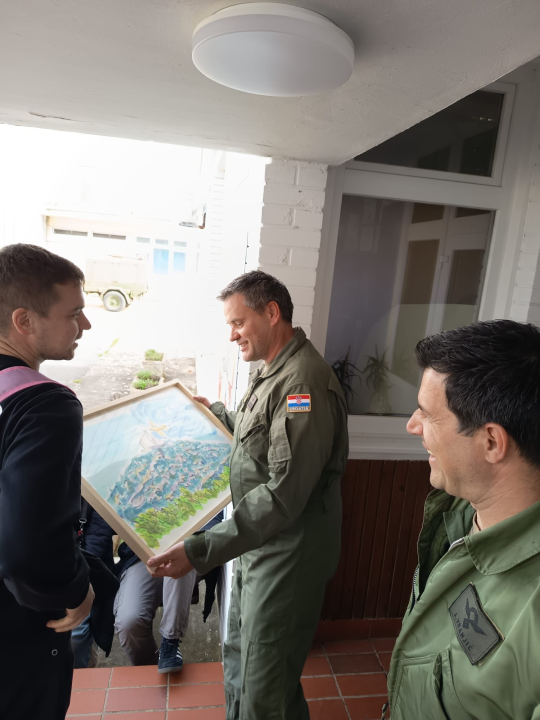 Članovi DVD-a Vodice i njihova djeca posjetili bazu kanadera u Zemuniku