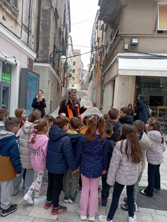 FOTO Mališani iz vrtića Pčelica u prigodnoj šetnji učili o poznatim Šibenčankama