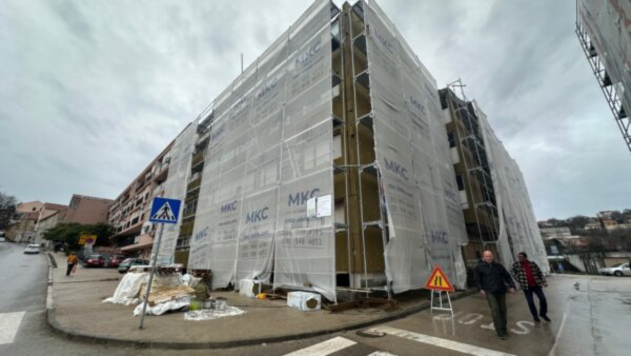 FOTO Nakon energetske obnove zgrade stanovi nekih Drnišana neupotrebljivi su za život