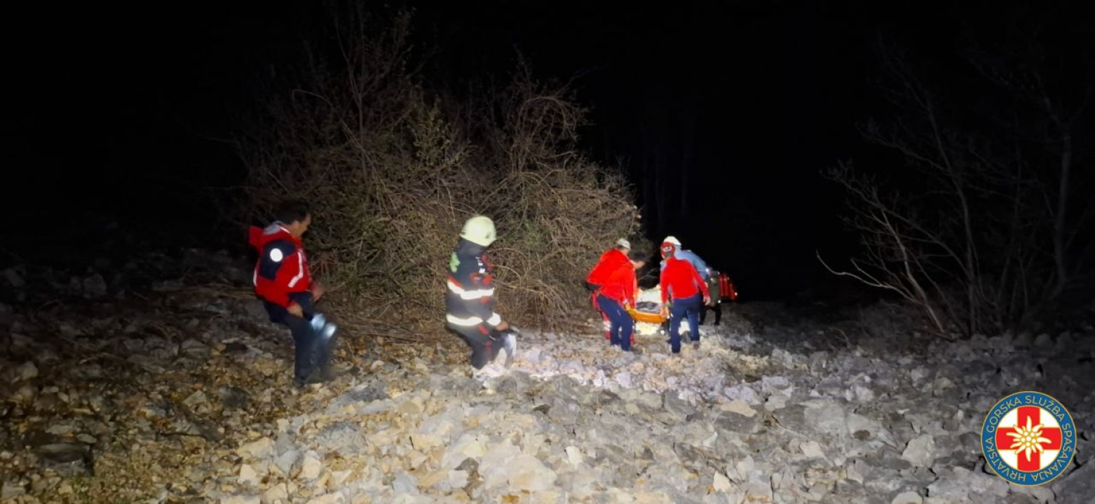 Šibenski HGSS-ovci i vatrogasci izvukli ženu iz kanjona u Konjevratima